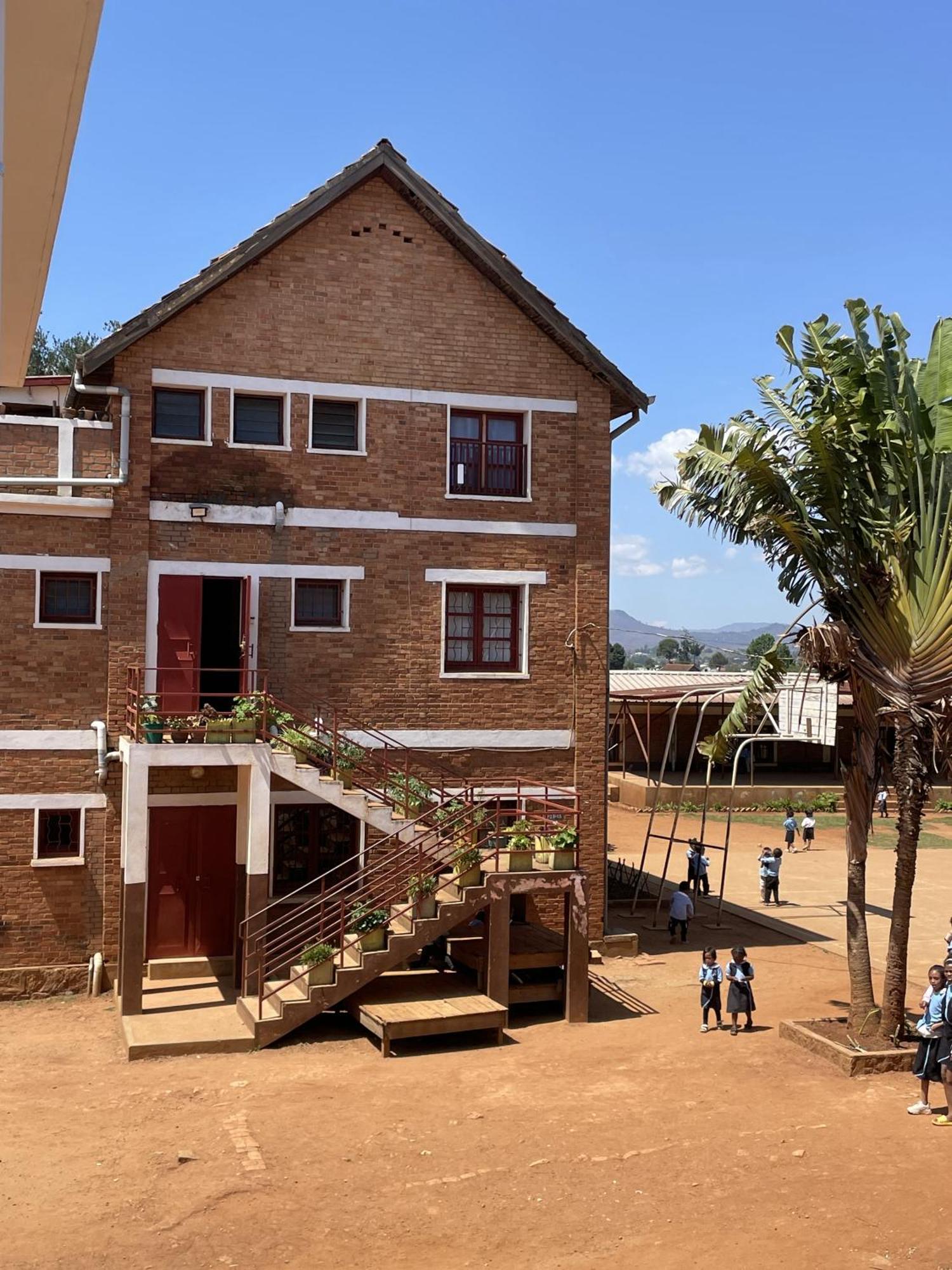 Lycee Picot De Cloriviere Dont Les Revenus Financent L'Education Des Eleves Daire Antsirabe Dış mekan fotoğraf
